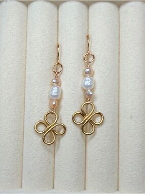 Clover Pearl Earrings